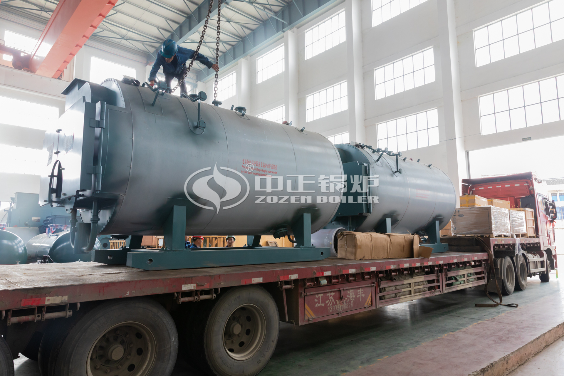 中正WNS系列燃油/燃氣鍋爐具備出色的性能優(yōu)勢,燃料更節(jié)省。采用優(yōu)質(zhì)的硅酸鋁纖維,再用耐火泥保溫,爐體溫度控制在45℃以下,有效的控制熱損失。燃氣鍋爐煙道尾部加設(shè)冷凝器與節(jié)能器,利用鍋爐尾部排除煙氣中的余熱,提高鍋爐進水溫度,排煙溫度降至60度,熱效率提高到98%以上。充足的蒸汽儲藏空間和受熱面,令此款燃油/燃氣鍋爐能高效率地產(chǎn)生較高的熱功率和高品質(zhì)的蒸汽。